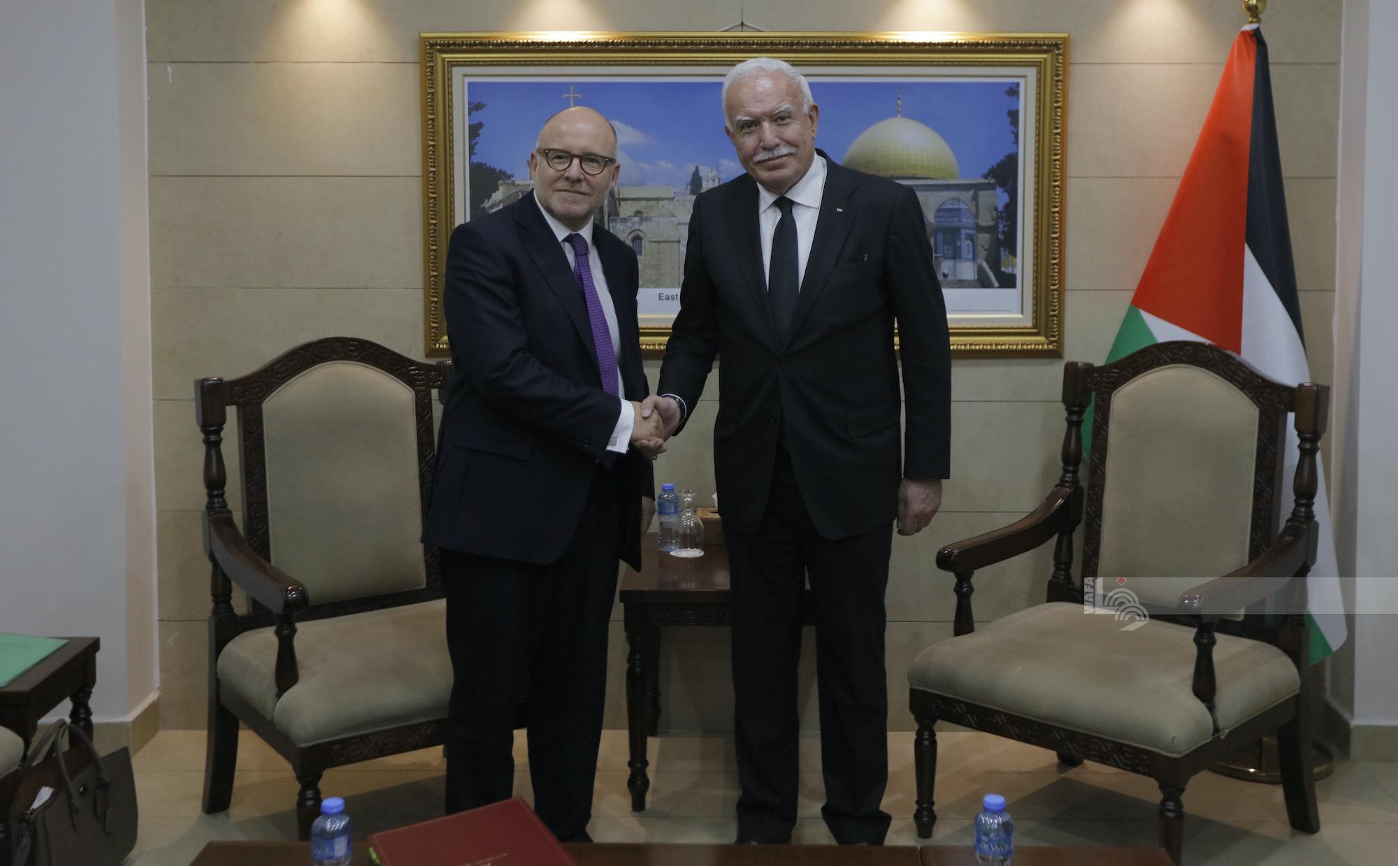 مستشار الرئيس للشؤون الدولية ومبعوثه الخاص رياض المالكي، خلال لقائه النائب العام البريطاني ريتشارد هيرمر (تصوير: حمزة شلش/وفا)